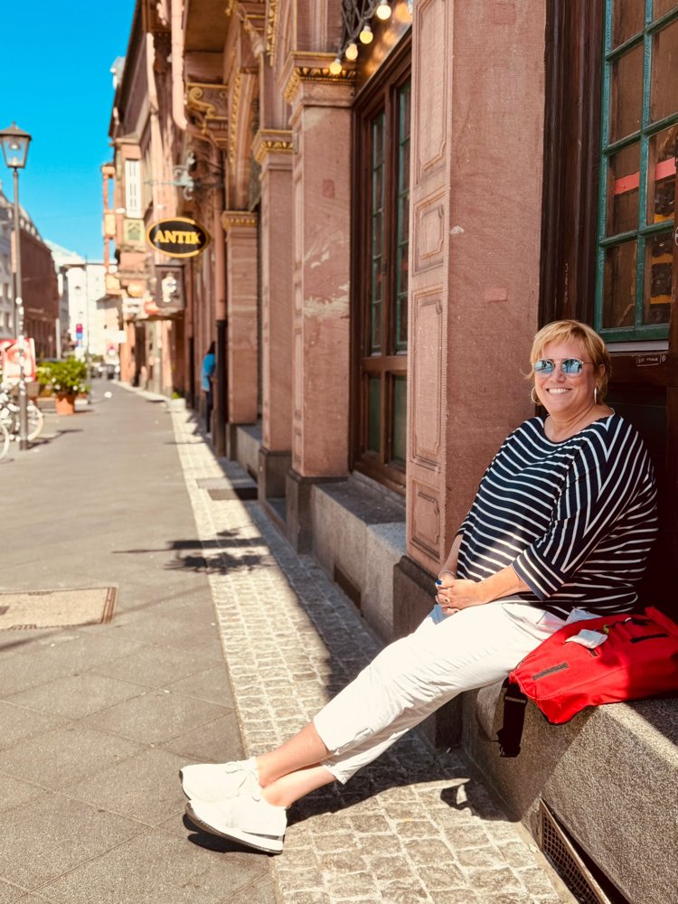 Melanie entspannt in einer Frankfurter Altstadtgasse