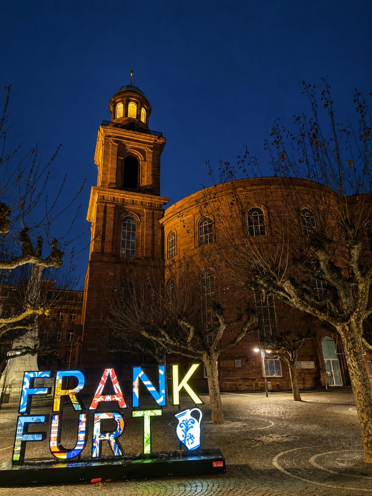 Frankfurt-Schriftzug vor der Paulskirche bei Nacht