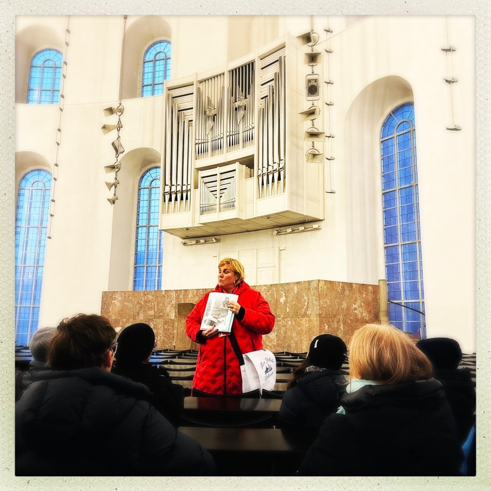 Melanie bei einer Führung in der Paulskirche